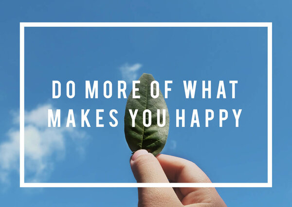 Рука держит зеленый лист
