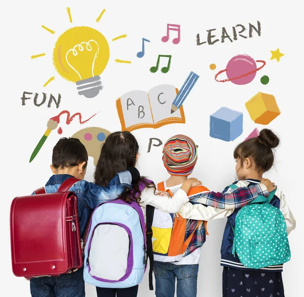 School children with backpacks — Stockfoto