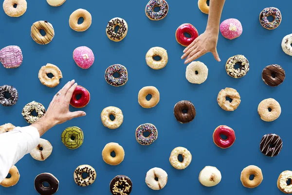 손 도넛의 다양 한 선택 — 스톡 사진