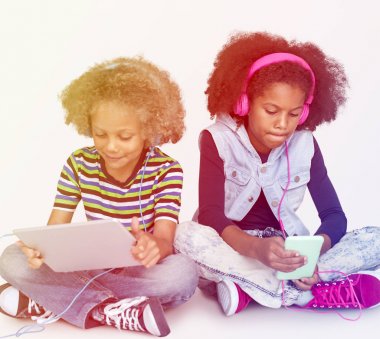 çocuklar dijital cihazlar kullanarak