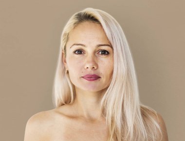 Çekici sarışın kadın.