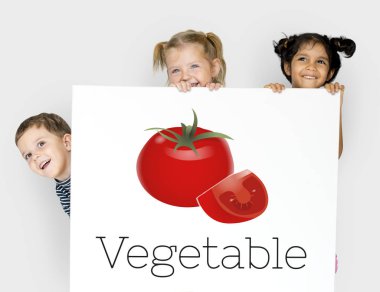 Çocuk afişini saklanıyor