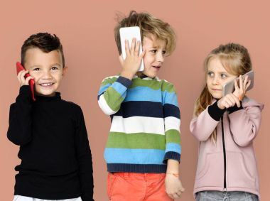 Cep telefonları konuşan çocuklar