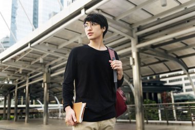 Asyalı öğrenci Not Defteri ile