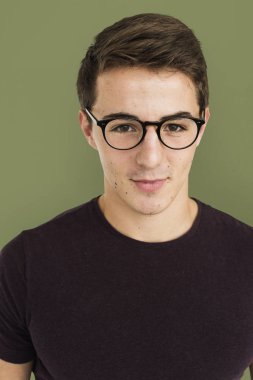 gözlük genç yakışıklı adam