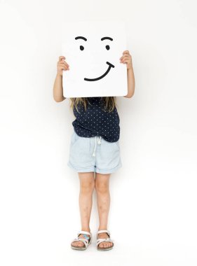 küçük çocuğu kapsayan yüz