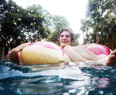 Yüzme havuzunda yüzen adam 