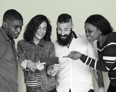 İnsanlar dijital aygıt