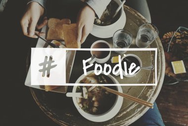 lezzetli yemekleri masasi