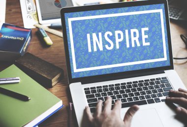 dizüstü bilgisayarda klavyede yazan adam