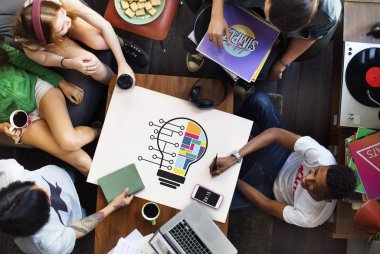 Masadaki arkadaş grubu