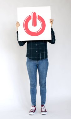 kadın holding afiş 