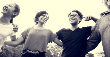 insanlar geldi ve birlikte gülümseyen