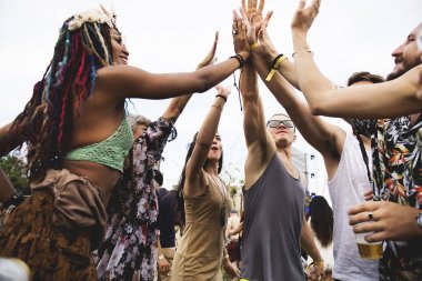  arkadaşlar elinde yığınlama 