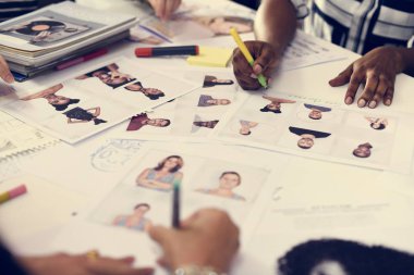 iş adamları fikirleri hakkında konuşmak