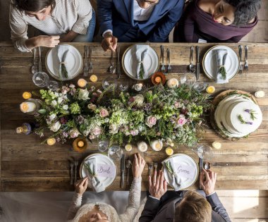 Gelin ve damat Konuklar ile kutluyor