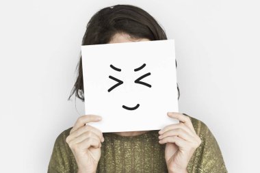 Emoji kartı tutan kadın.