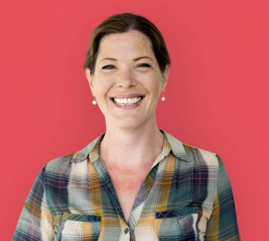 Olgun kadın gülümsüyor 