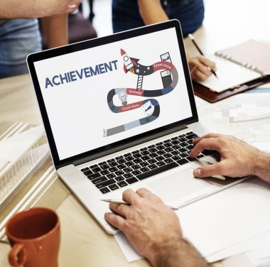 Masada dizüstü bilgisayar kullanan adam