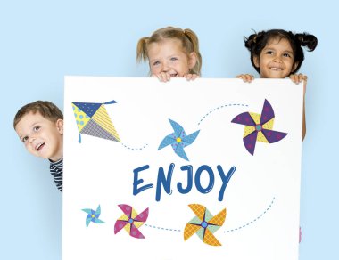 Çocuk afişini saklanıyor