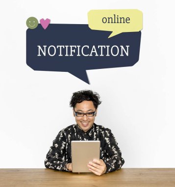 Dijital tablet kullanan adam  