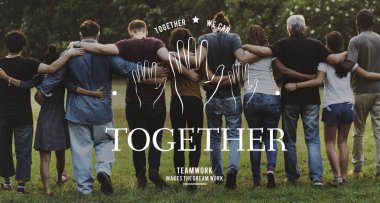 Parkta sarılma insanlar