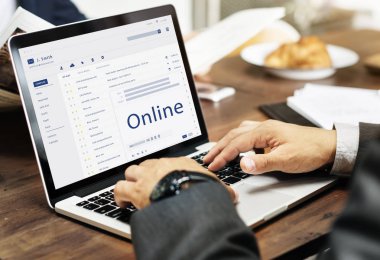 Dizüstü bilgisayarda yazan erkek eller