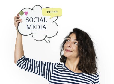 konuşma balonu tutan kadın 