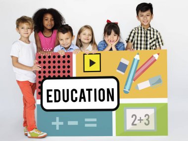 küçük çocuklar afişini holding