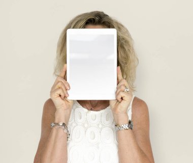 Dijital tablet kapsayan yüz