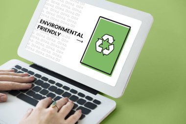 Eller dizüstü bilgisayarda çalışıyor