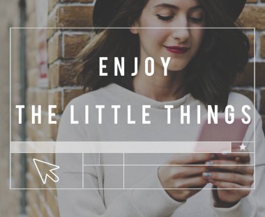 Akıllı telefon kullanan kadın 