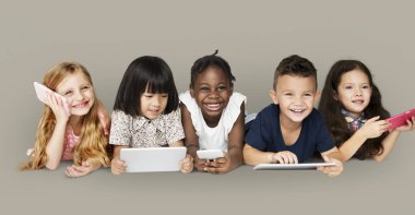 çocuklar dijital cihazlar kullanarak