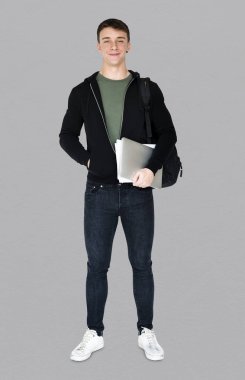 Dizüstü bilgisayar tutan adam