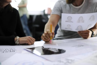 iş adamları fikirleri hakkında konuşmak