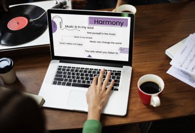 Dizüstü bilgisayarda yazan kadın klavyesi