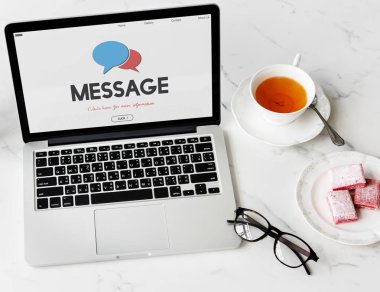 çalışma alanı tablo üstünde laptop