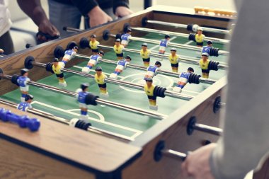 Masa futbolu oynayan insanlar