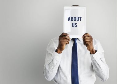 Dijital Tablet ile yüz kapsayan iş adamı