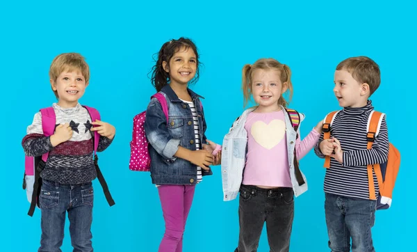 Bambini piccoli con zaini — Foto Stock