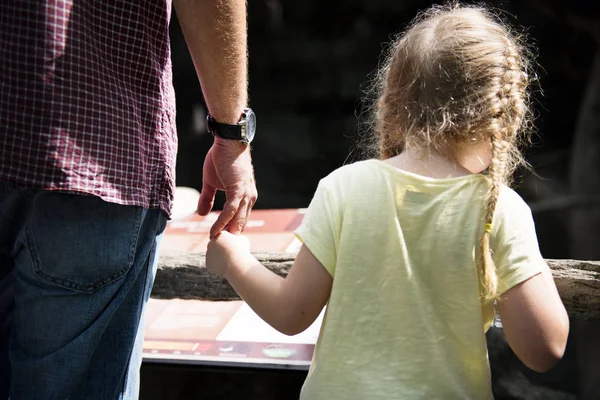 Daughter holding fathers hand — Stock Photo, Image