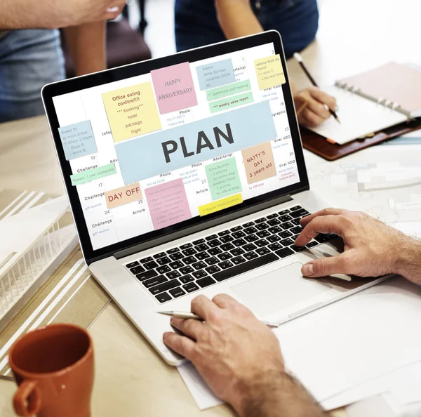 Man använder laptop vid bord — Stockfoto