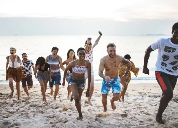 Amici che corrono sulla spiaggia — Foto Stock