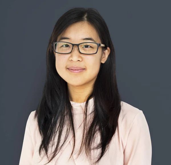 Азіатська дівчина в окулярах — стокове фото