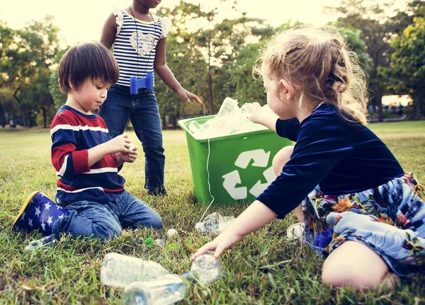 Barnen samla plastflaskor — Stockfoto