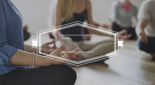 Люди роблять медитація йога — стокове фото