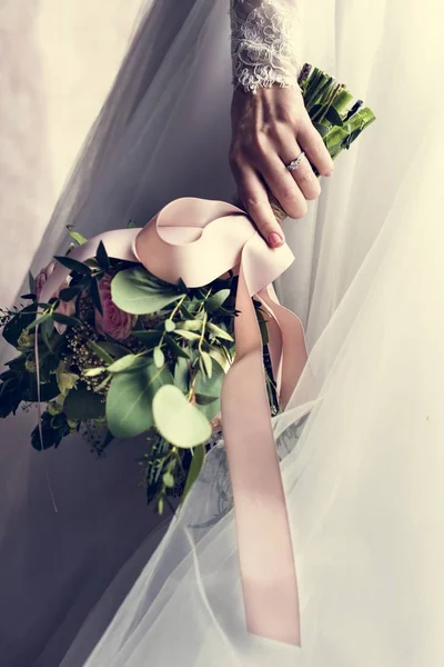 Pengantin dengan Cincin Pernikahan dan Bouquet Bunga — Stok Foto