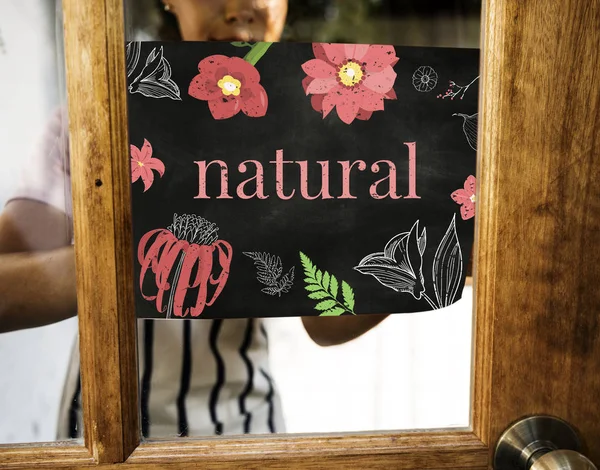 Mujer africana en delantal trabajando en tienda — Foto de Stock