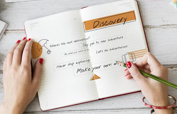 Not defterinde yazılı kadının elleri 