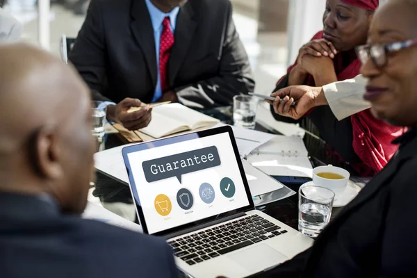 Empresários africanos à mesa — Fotografia de Stock